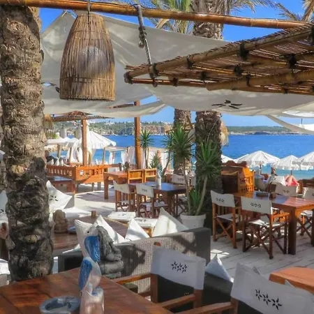 Varinos House アパート *